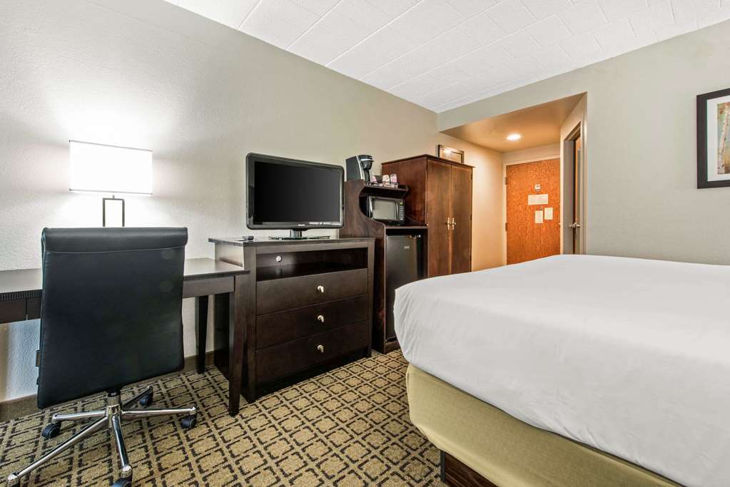 Clarion Inn Cranberry Township Room photo